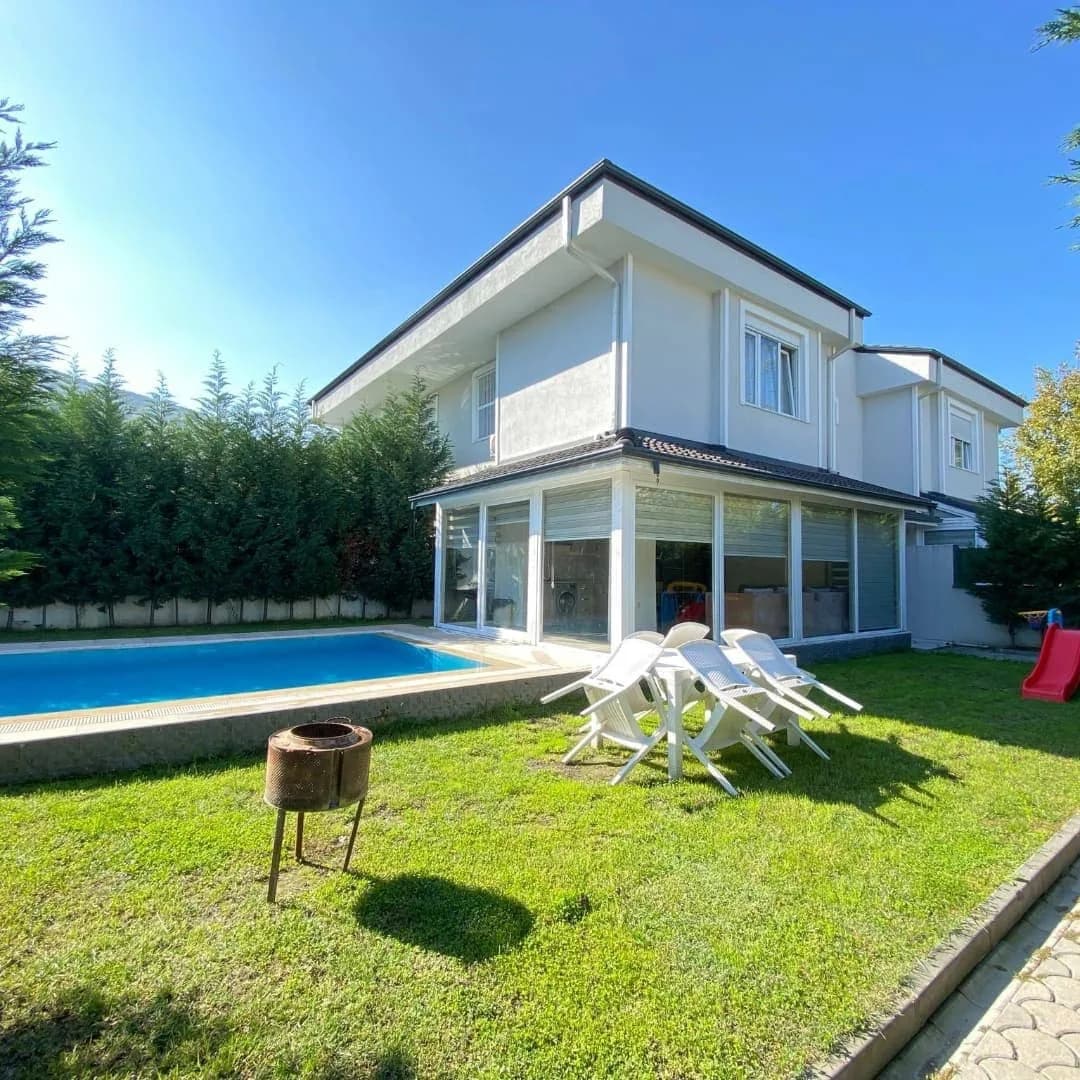 Sapanca Kırkpınar'da Geniş Bahçeli, Özel Havuzlu, 4+1 Kiralık Villa görsel 1