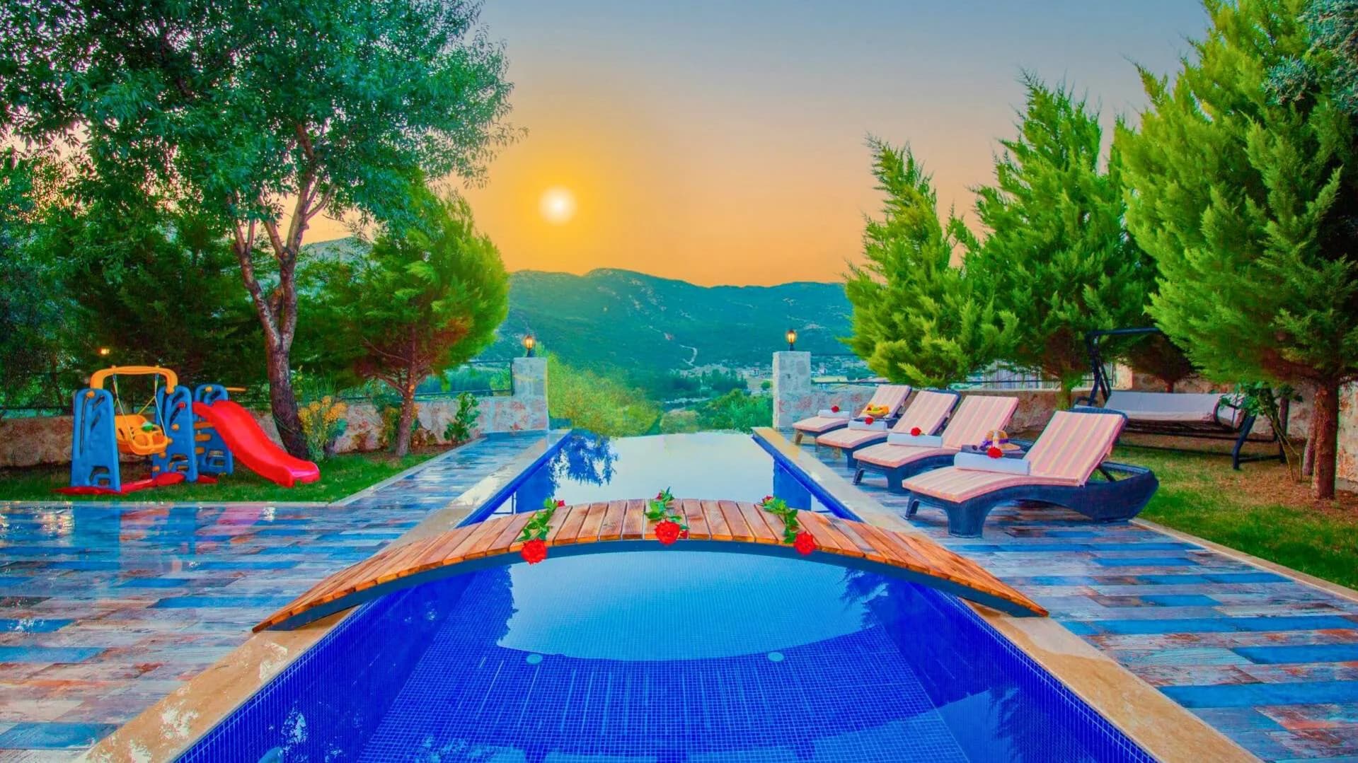 Kaş Sarıbelen'de Sakin Konumda, Isıtmalı Havuzlu, Balayı Villası görsel 2