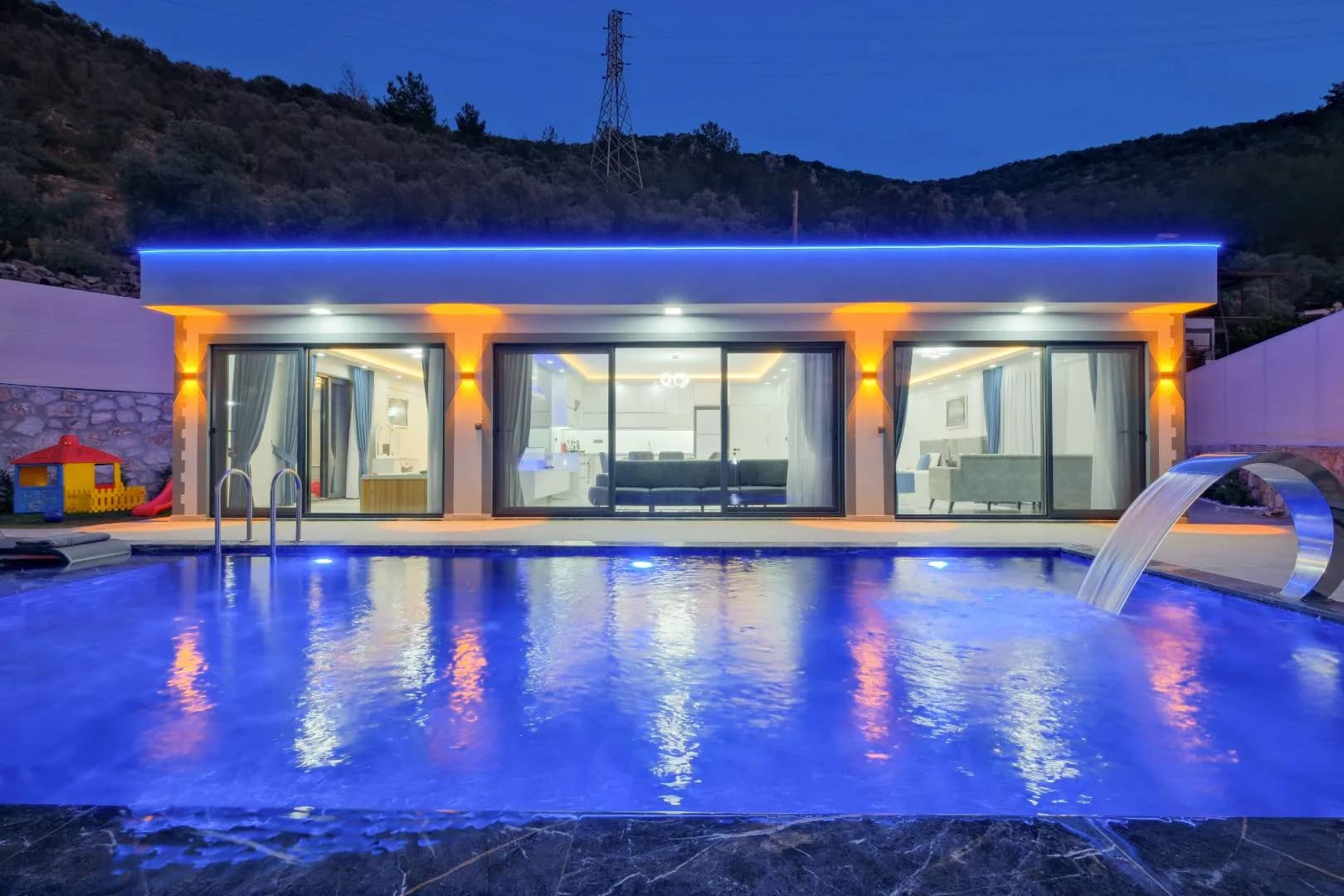 Fethiye Karaçulha'da Orman Manzaralı, Özel Havuzlu, Oyun Alanlı Villa görsel 1