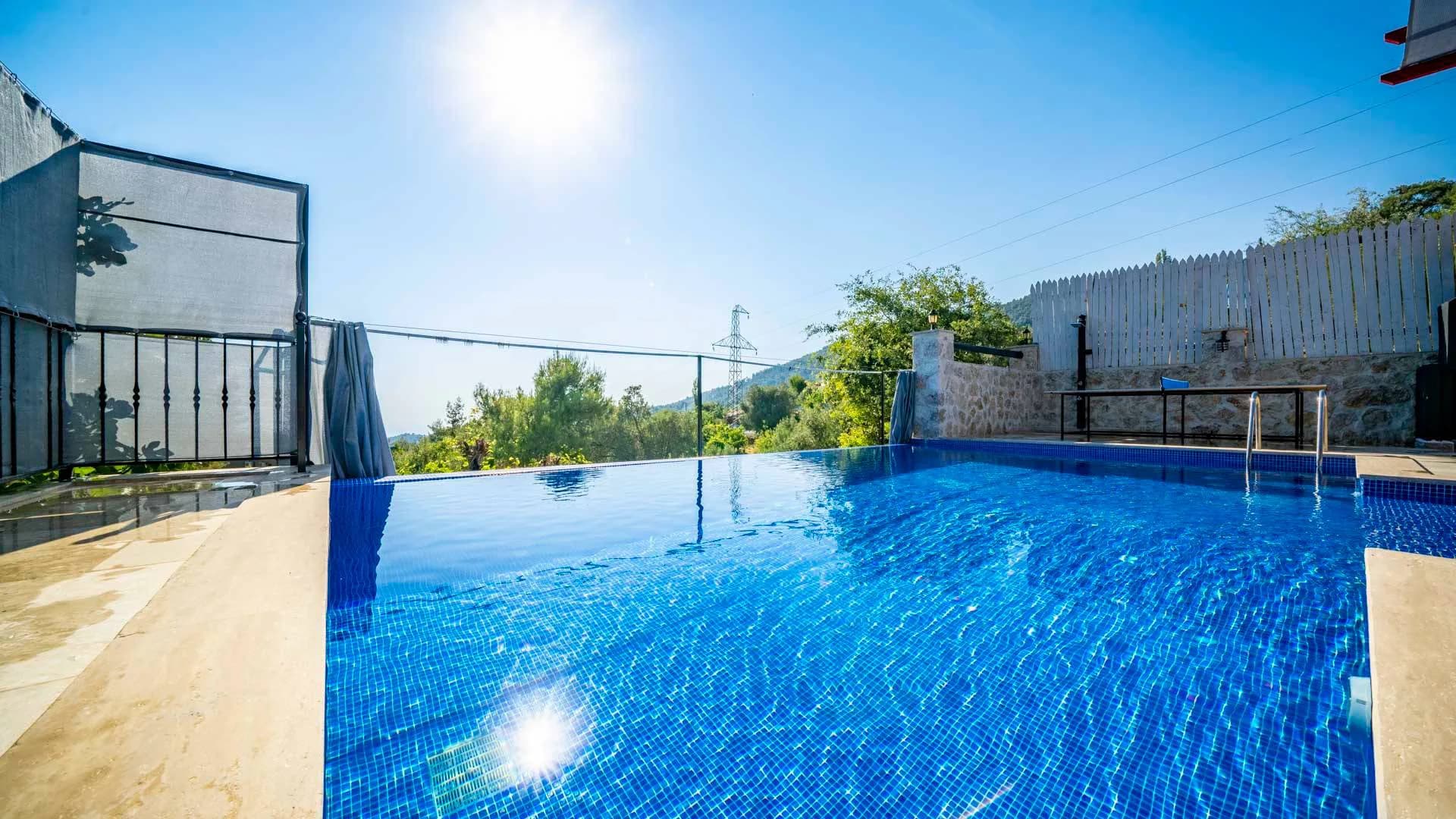 Kaş İslamlar'da Otantik Mimarili, Özel Sonsuzluk Havuzlu, Taş Villa görsel 3