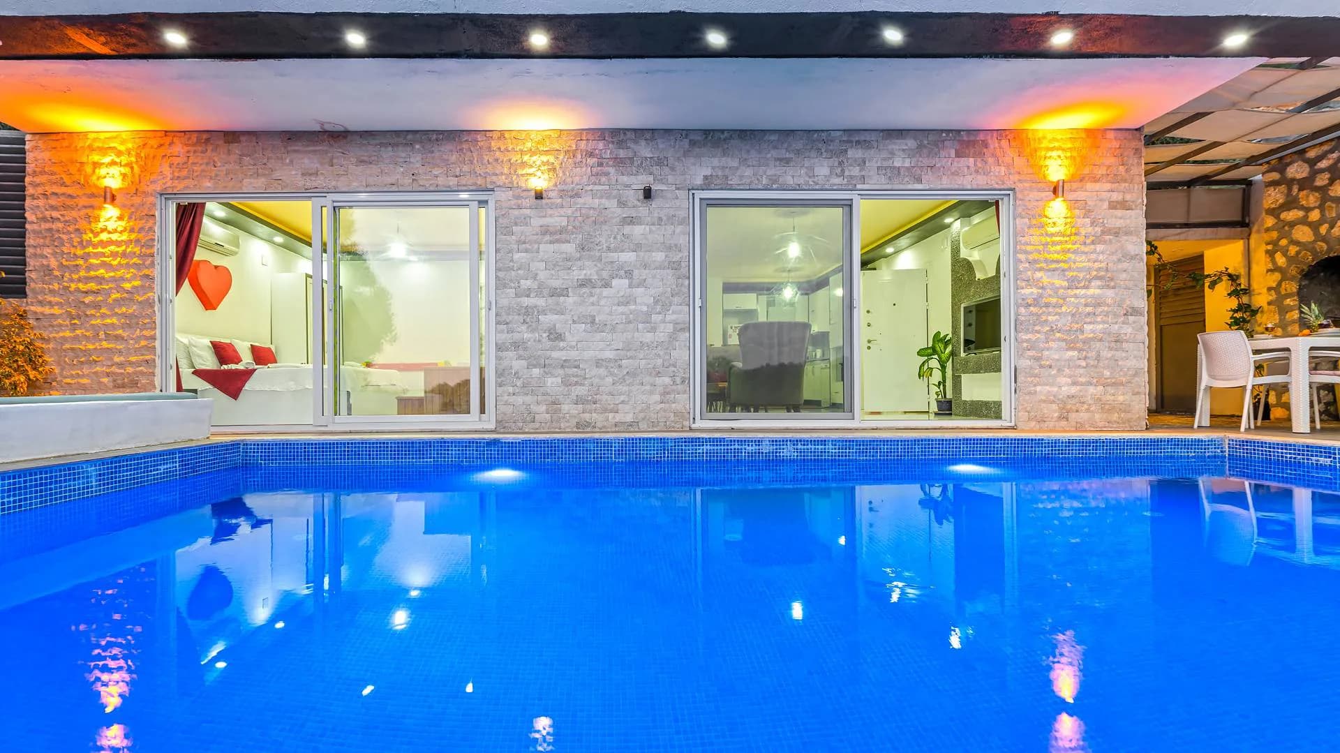 Kaş Bezirgan'da Çekirdek Ailelere Uygun, Isıtmalı Havuzlu, Kiralık Villa görsel 2