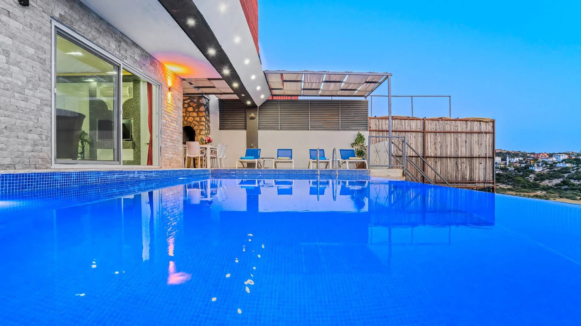 Kaş Bezirgan'da Çekirdek Ailelere Uygun, Isıtmalı Havuzlu, Kiralık Villa görsel 3