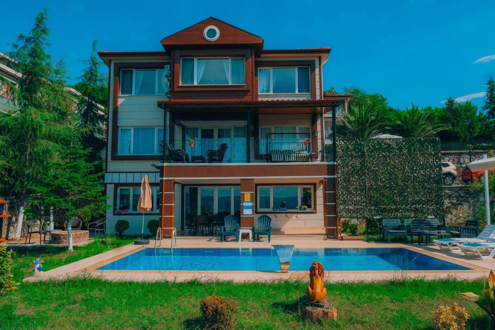 Sapanca'da Panoramik Doğa Manzaralı, Özel Havuzlu, Bahçeli Lüks Villa görsel 1