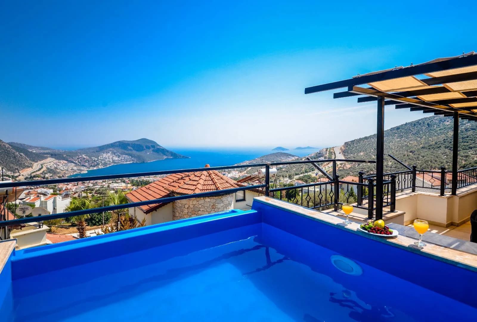 Kaş Kalkan'da Doğa Manzaralı, Özel Havuzlu, Konforlu Suit görsel 1