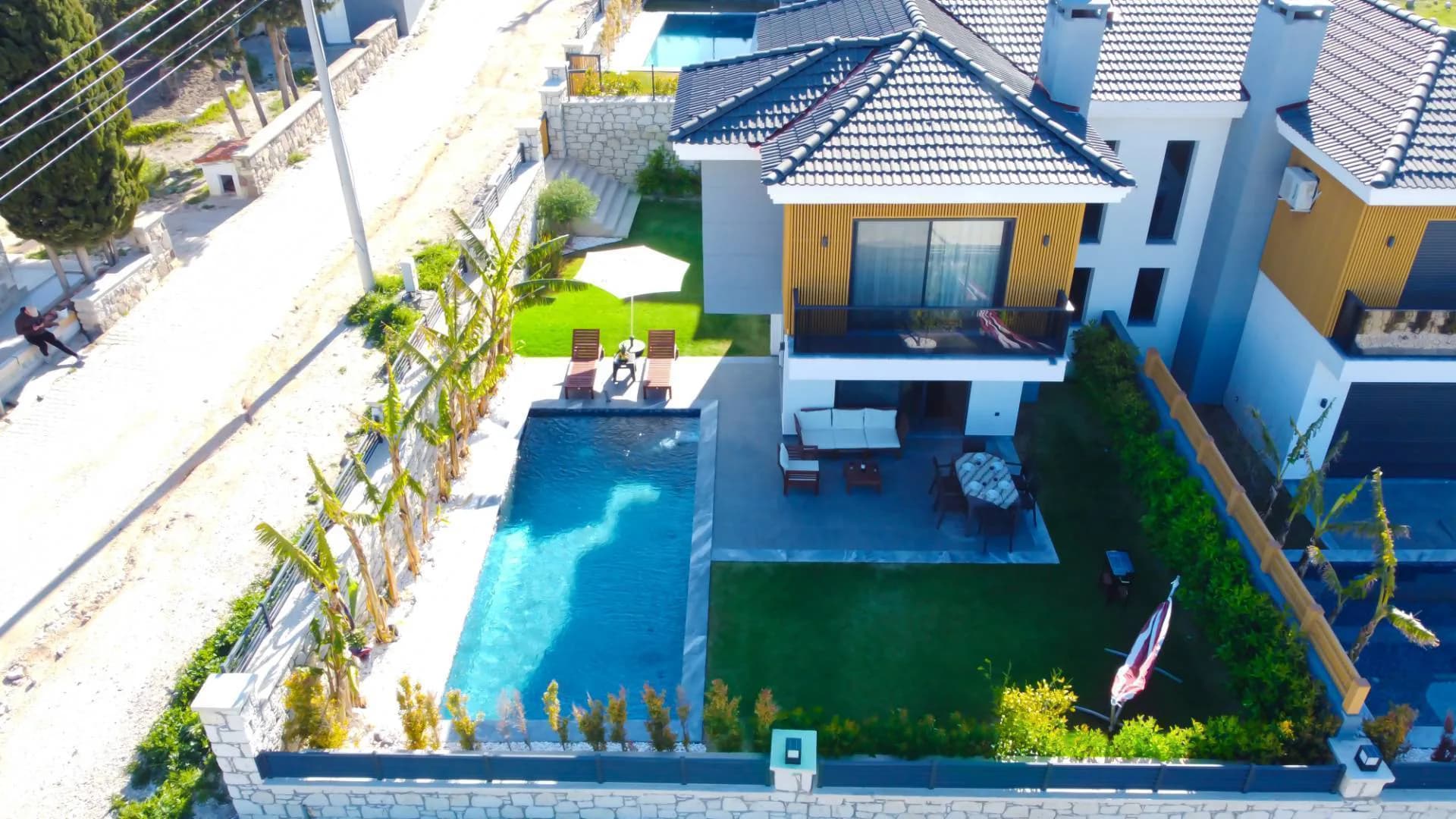 İzmir Çeşme'de Merkezi Konumda, Özel Havuzlu, Lüks Villa görsel 2