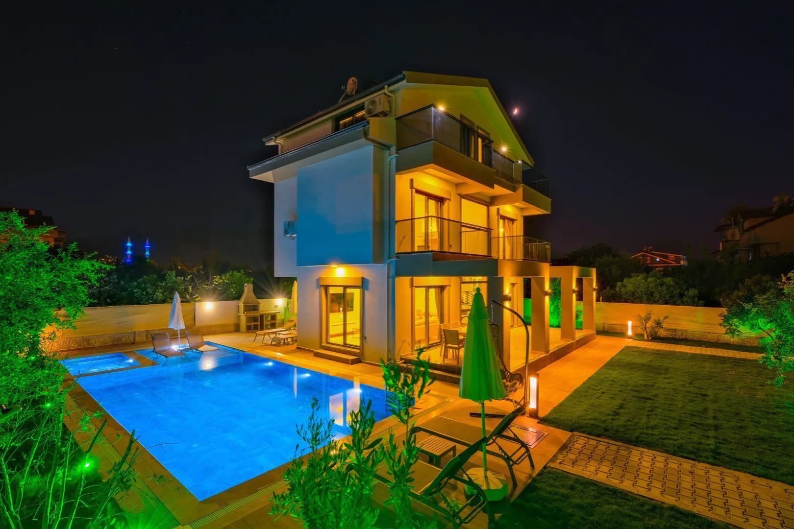 Fethiye'de Merkezi Konumda, Geniş Bahçeli, Özel Havuzlu, Lüks Villa görsel 2