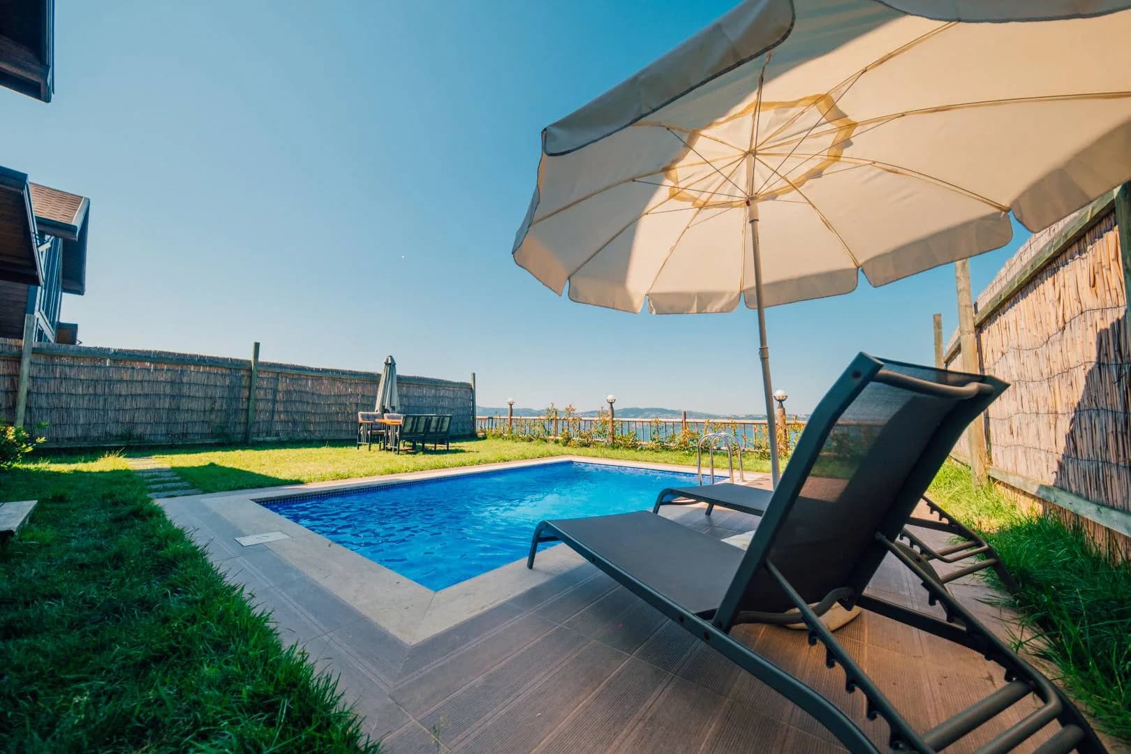 Sapanca Uzunkum'da Göl Manzaralı, Isıtmalı Özel Havuzlu, Kiralık Bungalov görsel 1