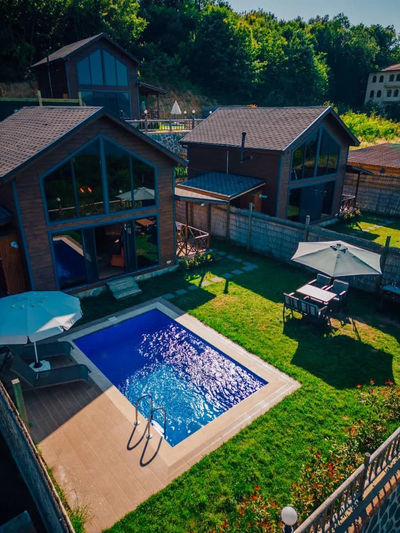 Sapanca Uzunkum'da Göl Manzaralı, Isıtmalı Özel Havuzlu, Kiralık Bungalov görsel 3
