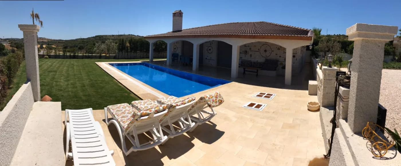 İzmir Çeşme'de Muhteşem Doğada, Özel Havuzlu, Geniş Bahçeli Villa görsel 1