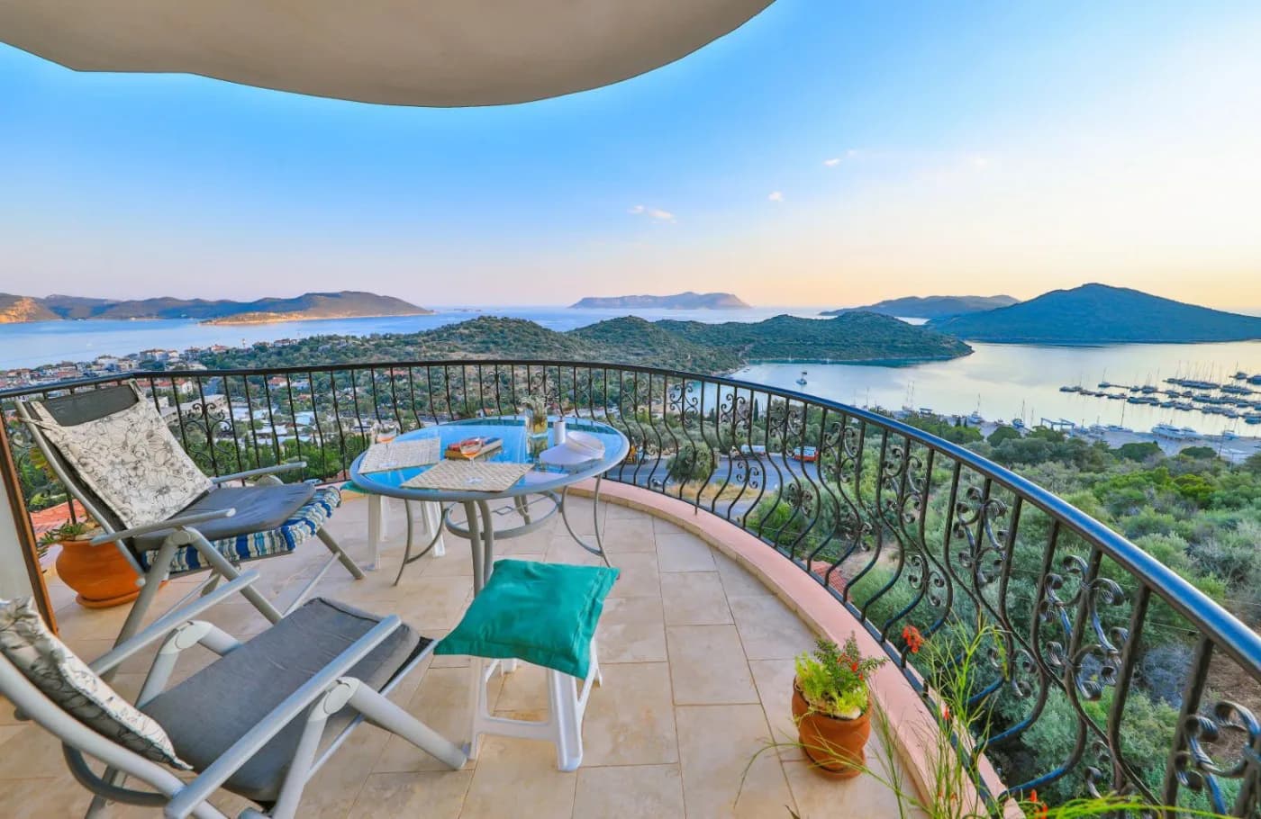 Kaş Andifli'de Göz Alıcı Deniz Manzaralı, Ortak Havuzlu, Kiralık Suit görsel 1