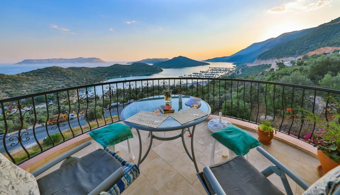 Kaş Andifli'de Göz Alıcı Deniz Manzaralı, Ortak Havuzlu, Kiralık Suit görsel 2