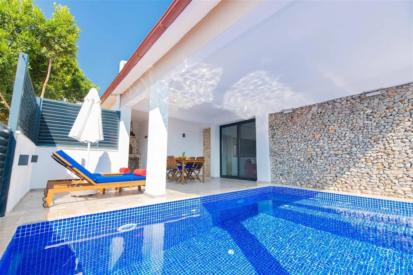 Kaş Bezirgan'da Enfes Doğa Manzaralı, Isıtmalı Havuzlu, Kiralık Suit görsel 1