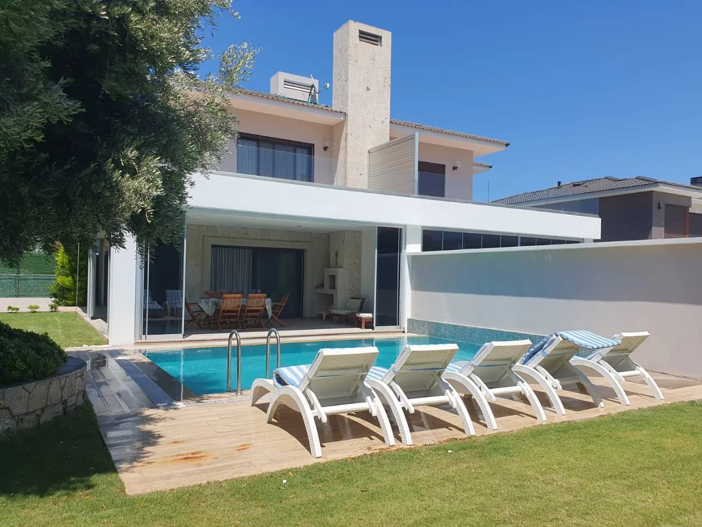 İzmir Çeşme'de Plaja Yakın Konumda, Özel Havuzlu, Konforlu Villa görsel 1