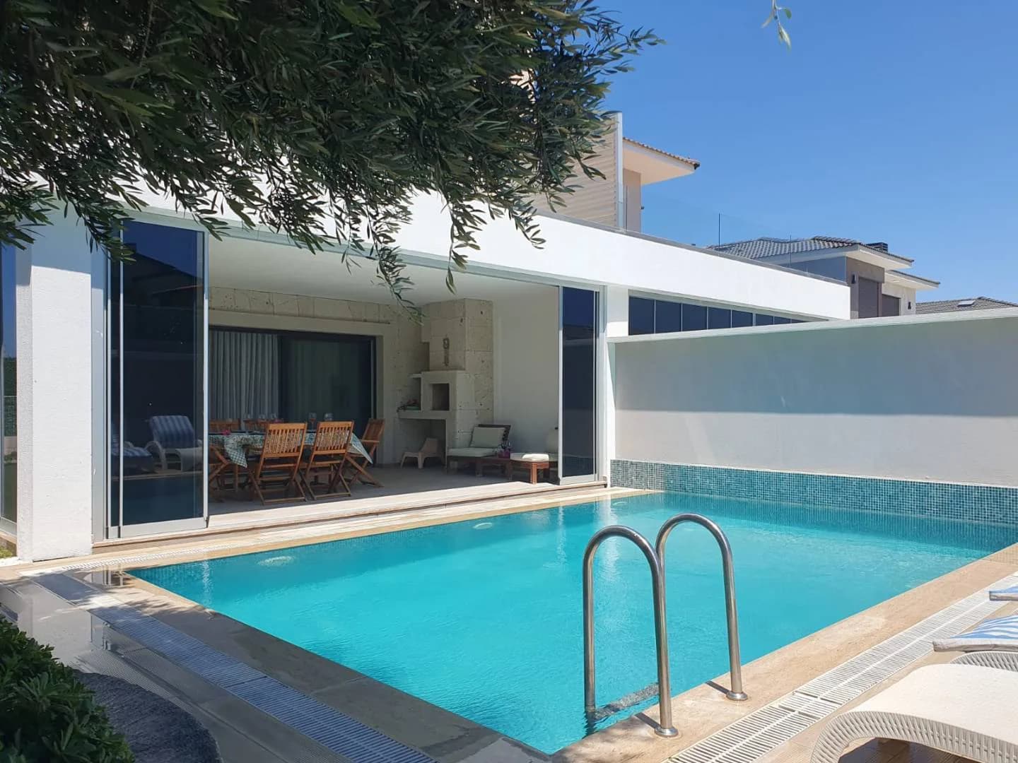 İzmir Çeşme'de Plaja Yakın Konumda, Özel Havuzlu, Konforlu Villa görsel 2