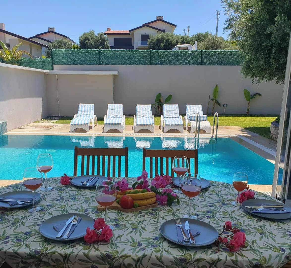 İzmir Çeşme'de Plaja Yakın Konumda, Özel Havuzlu, Konforlu Villa görsel 3