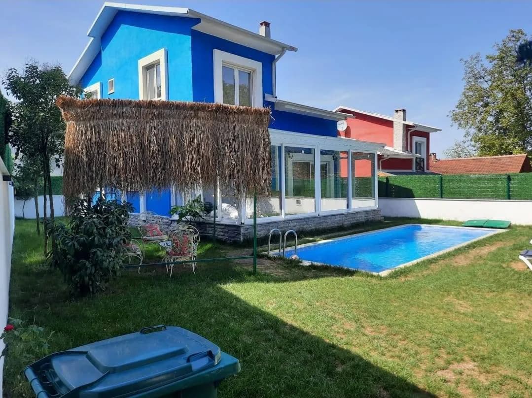 Sapanca Kırkpınar'da Merkeze Yakın, Isıtmalı Havuzlu, Kiralık Villa görsel 1