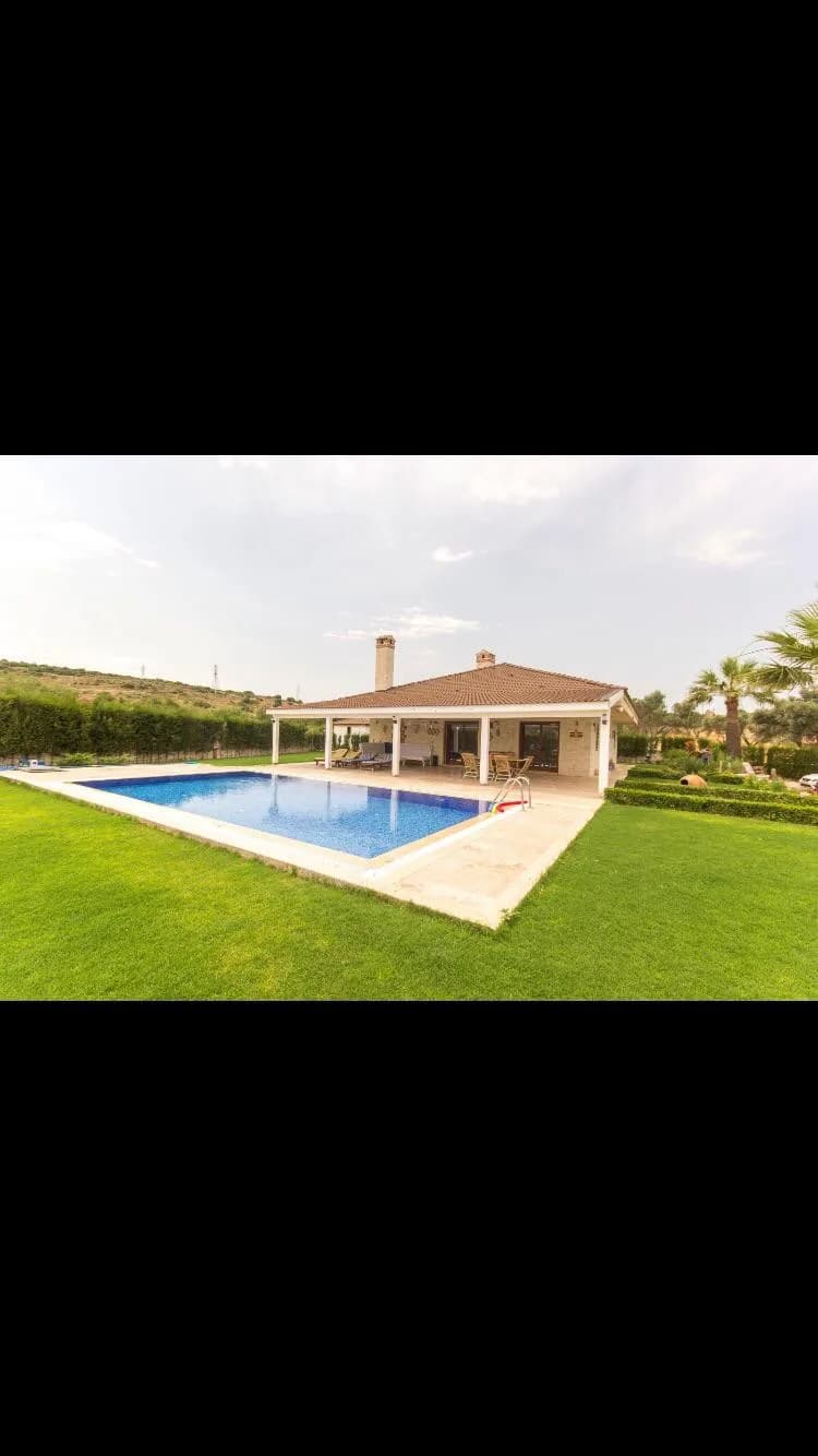 İzmir Çeşme'de Yemyeşil ve Ferah Bahçeli, Özel Havuzlu, Şirin Villa görsel 1