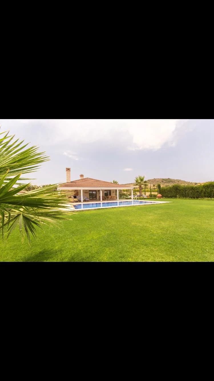 İzmir Çeşme'de Yemyeşil ve Ferah Bahçeli, Özel Havuzlu, Şirin Villa görsel 2