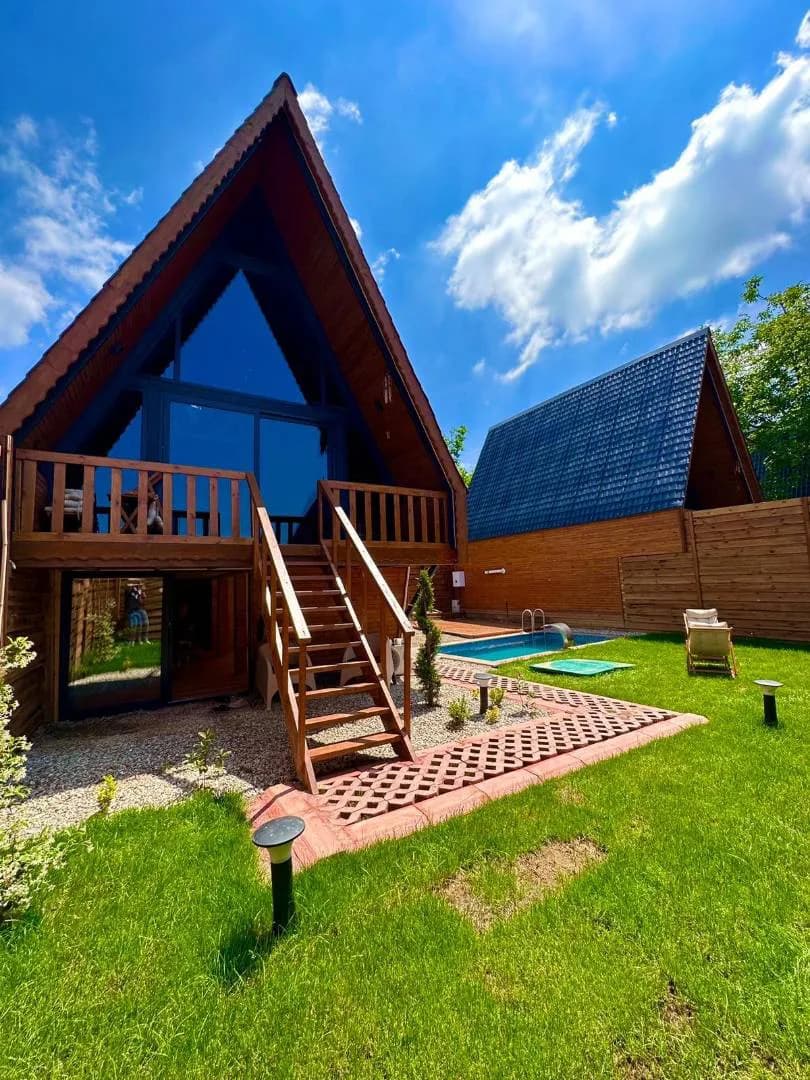 Sapanca Kuruçeşme'de Merkezi Konumda, Isıtmalı Havuzlu, Kiralık Bungalov görsel 1