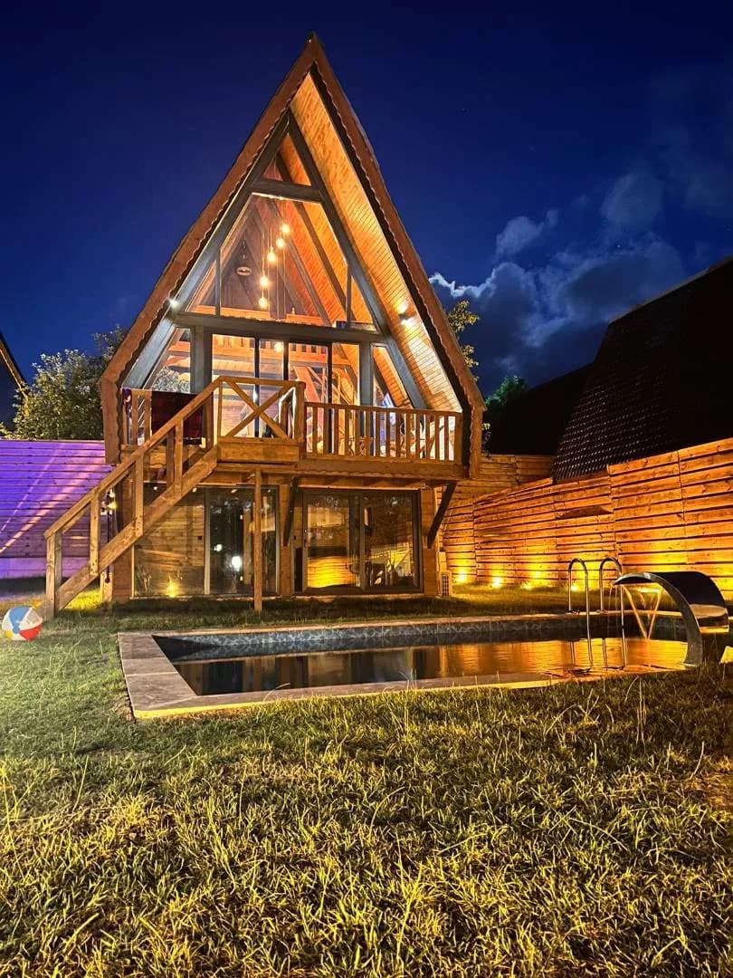 Sapanca Kuruçeşme'de Merkezi Konumda, Isıtmalı Havuzlu, Kiralık Bungalov görsel 3