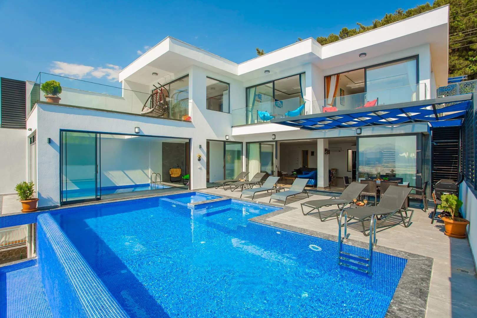 Kaş Üzümlü'de Geniş Ailelere Uygun, Özel Havuzlu, Olanaklı Villa görsel 1