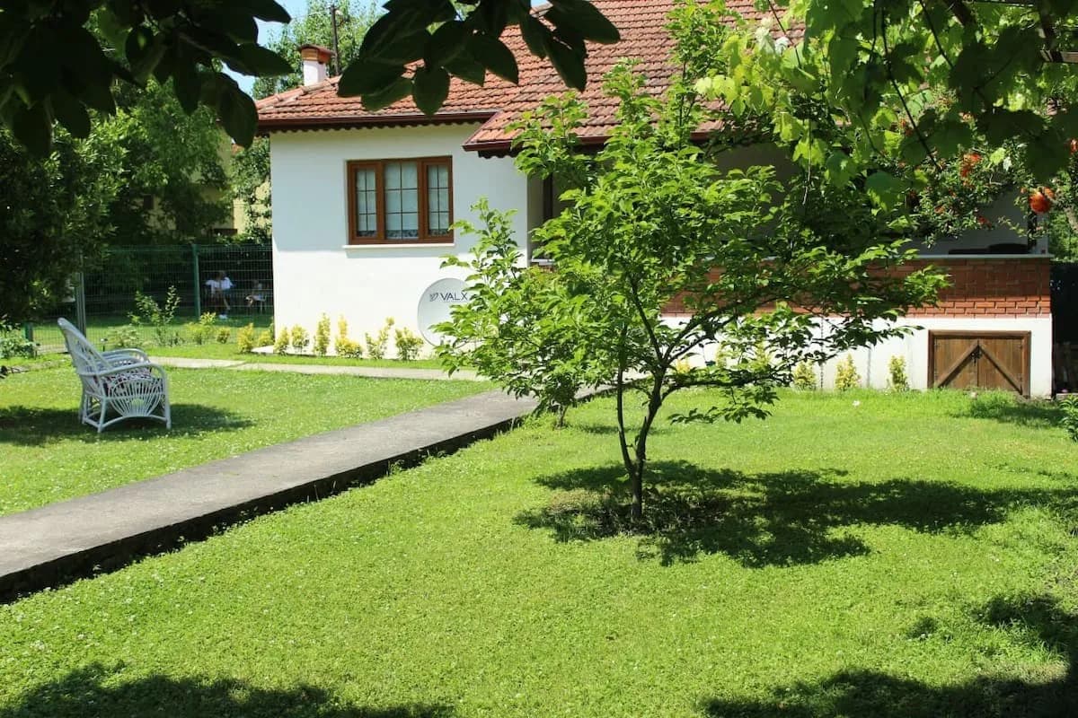 Sakarya Sapanca'da Eşsiz Bahçeye Sahip, Konforlu Ahşap Yazlık görsel 1