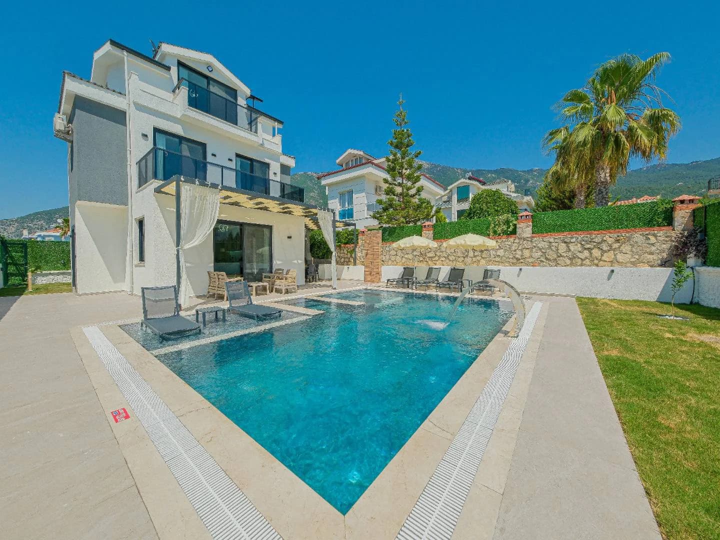 Fethiye Ölüdeniz'de Elverişli Konumda, Özel Havuzlu, Konforlu Villa görsel 1