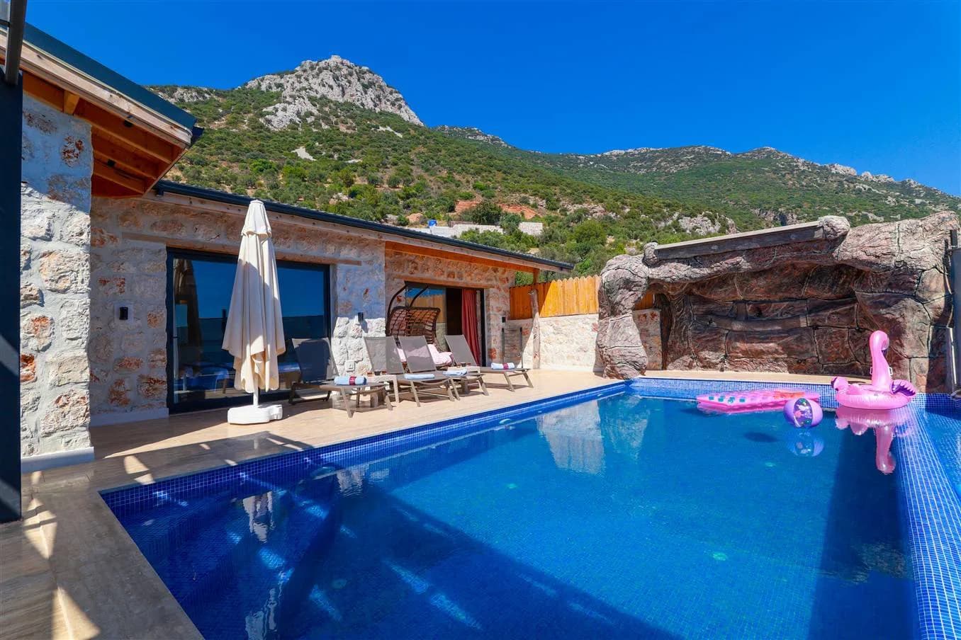 Kaş İslamlar'da Taş Mimarili, Özel Havuzlu, Konforlu Villa görsel 1