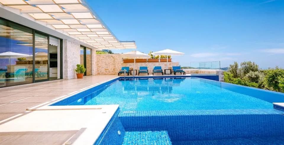 Kaş Üzümlü'de Doğa Manzaralı, Isıtmalı Özel Havuzlu, Konforlu Villa görsel 1