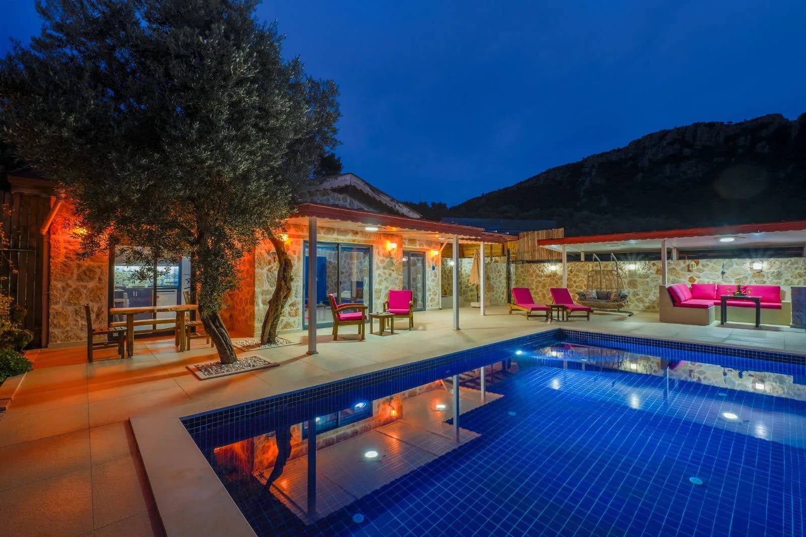 Kaş Üzümlü'de Balayı Çiftlerine Uygun, Özel Havuzlu, Modern Villa görsel 2