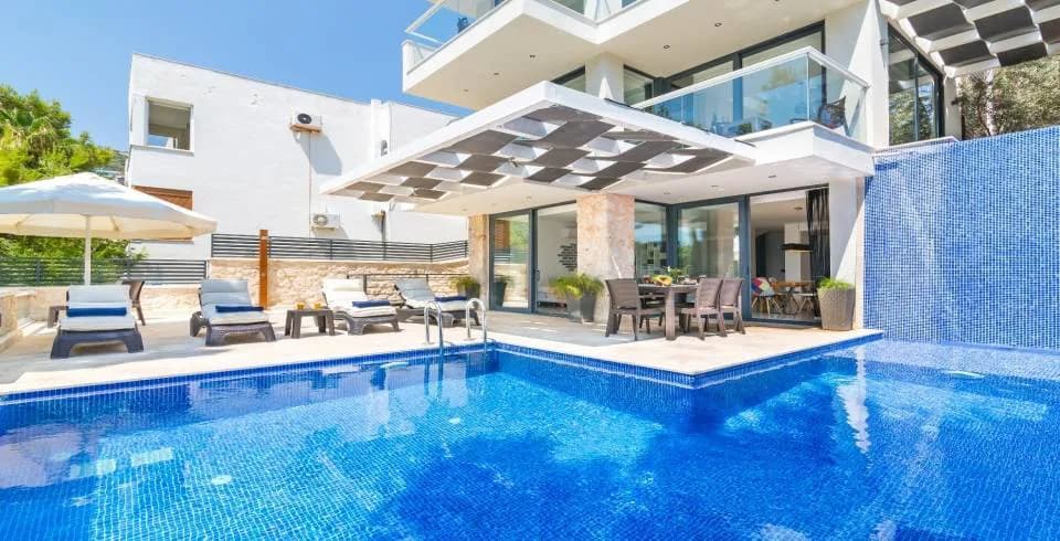 Kaş Kalkan'da Denize Yürüme Mesafesinde, Özel Havuzlu, Teraslı Villa görsel 1