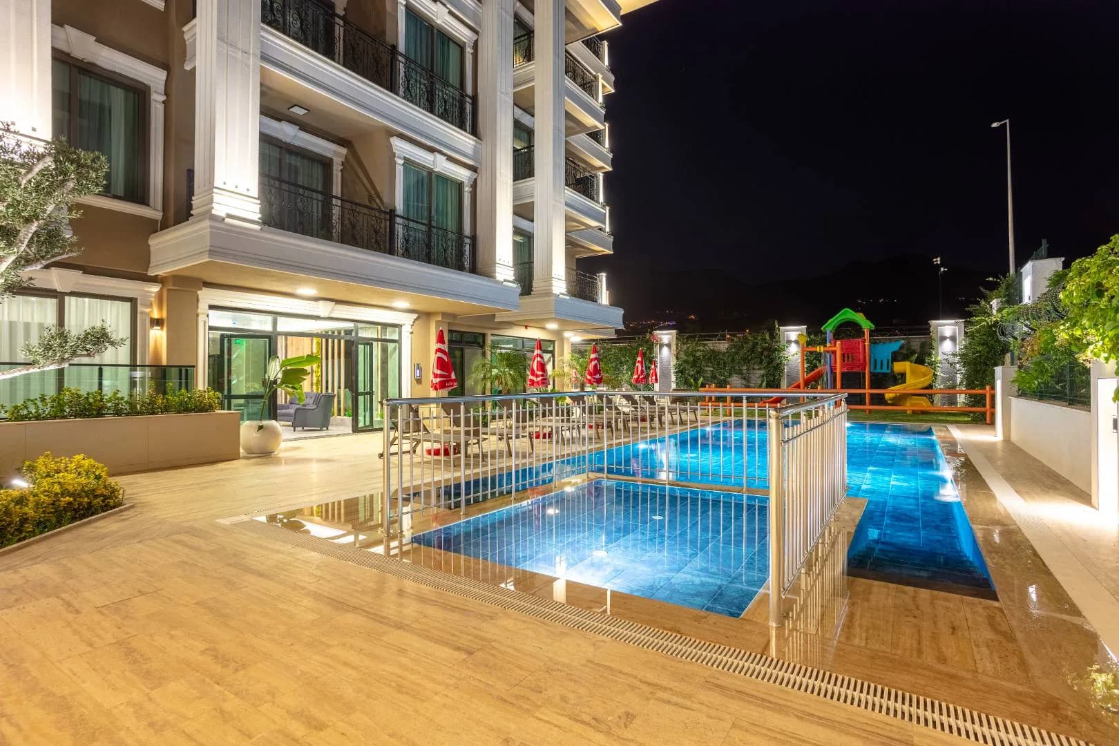Alanya Oba'da Özel Plajlı, Ortak Havuzlu, Konforlu Suite görsel 2