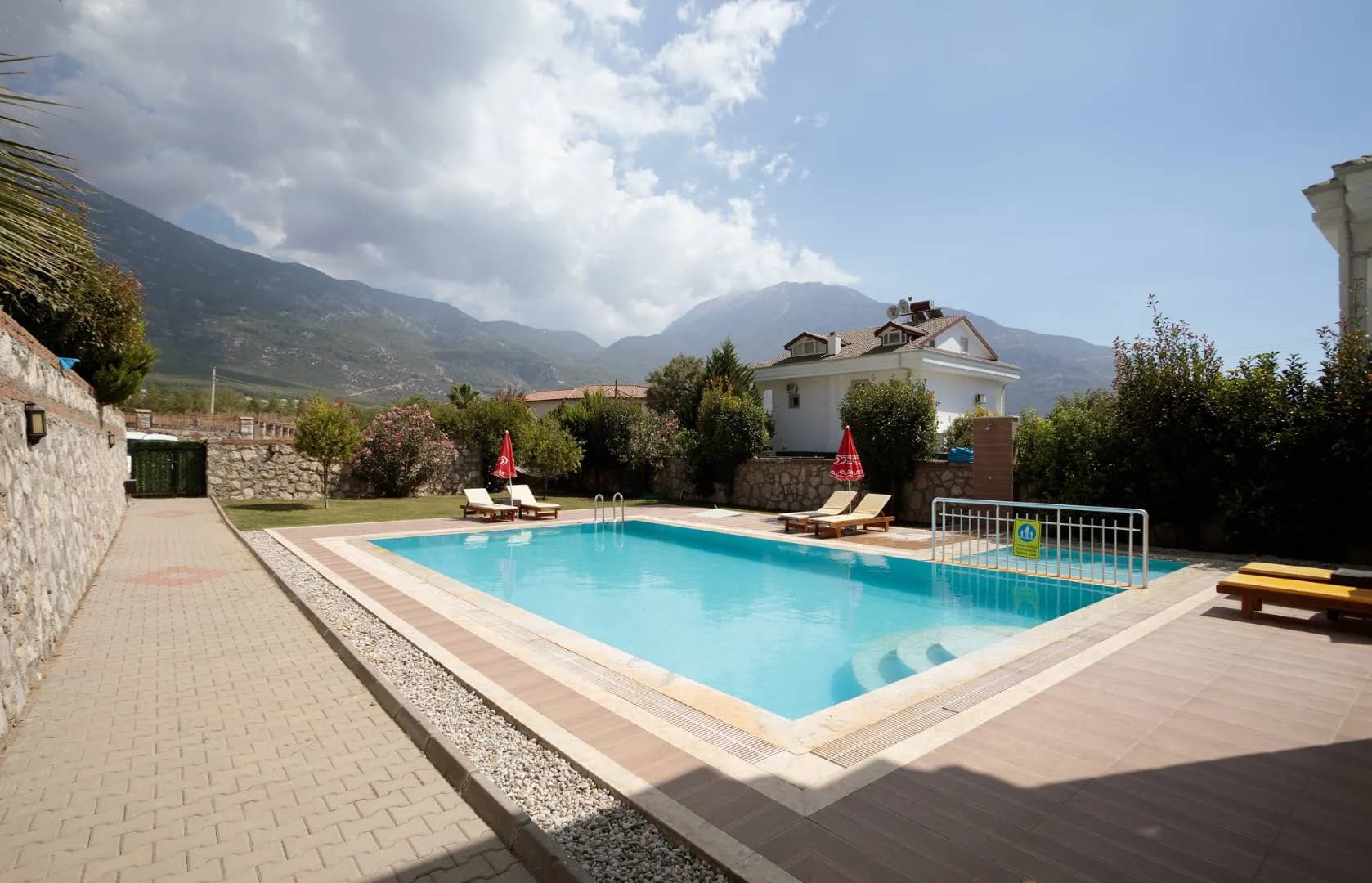 Fethiye Ölüdeniz'de Modern Tasarımlı, Özel Havuzlu, 4+1 Villa görsel 3