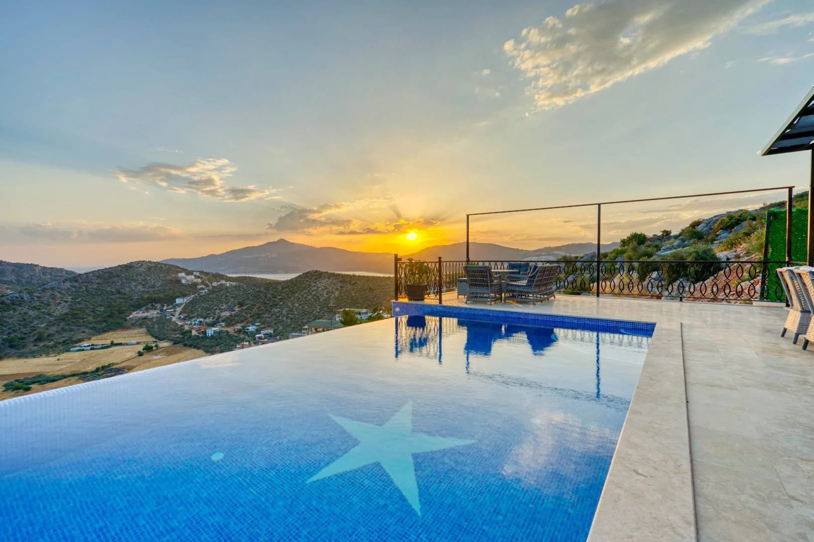 Kaş Bezirgan'da Merkeze Yakın, Özel Havuzlu ve Jakuzili, Kiralık Villa görsel 1