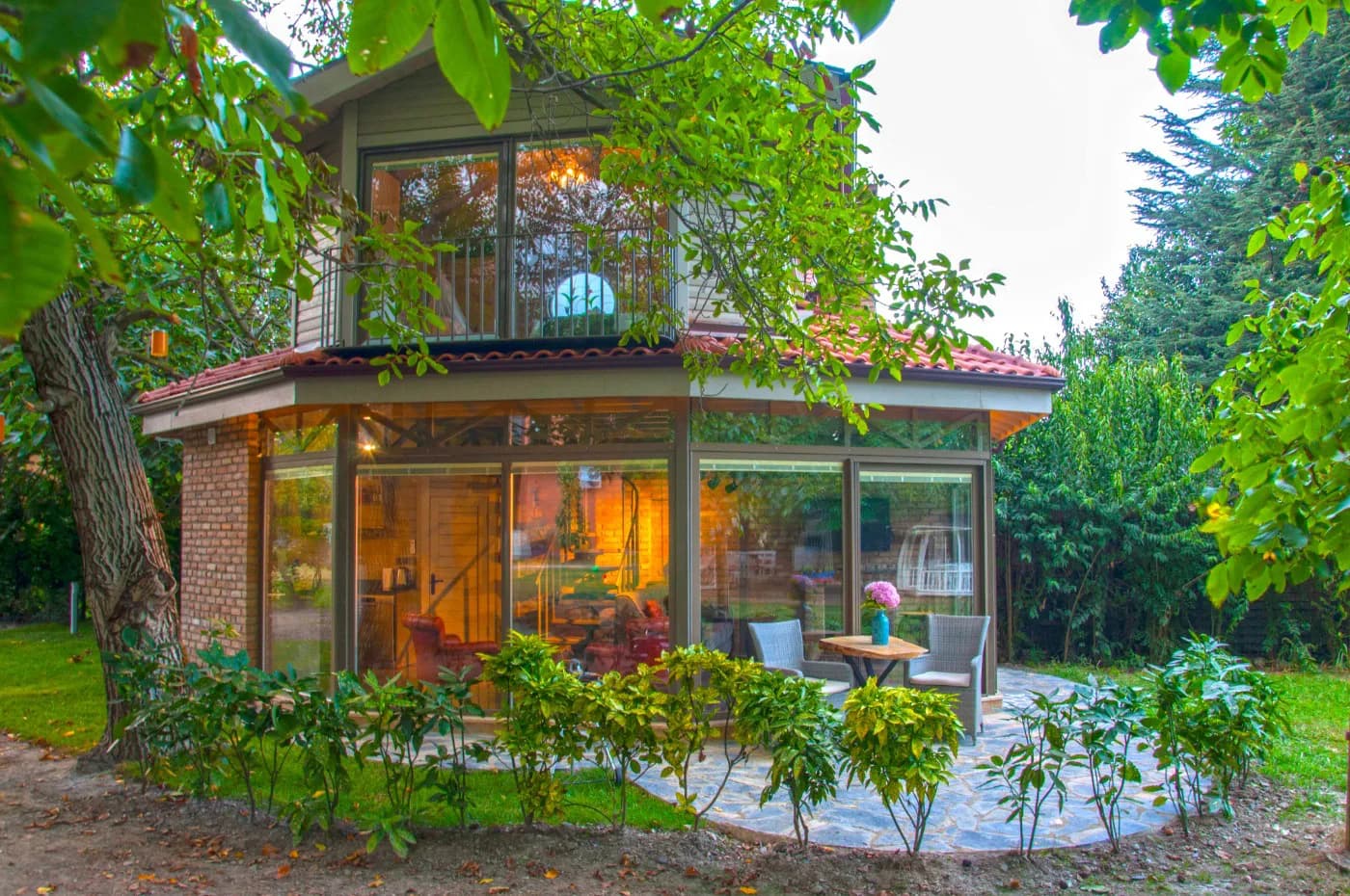Sapanca'da Romantik Tasarıma Sahip, Geniş Bahçeli, Şömineli, Kiralık Villa görsel 2