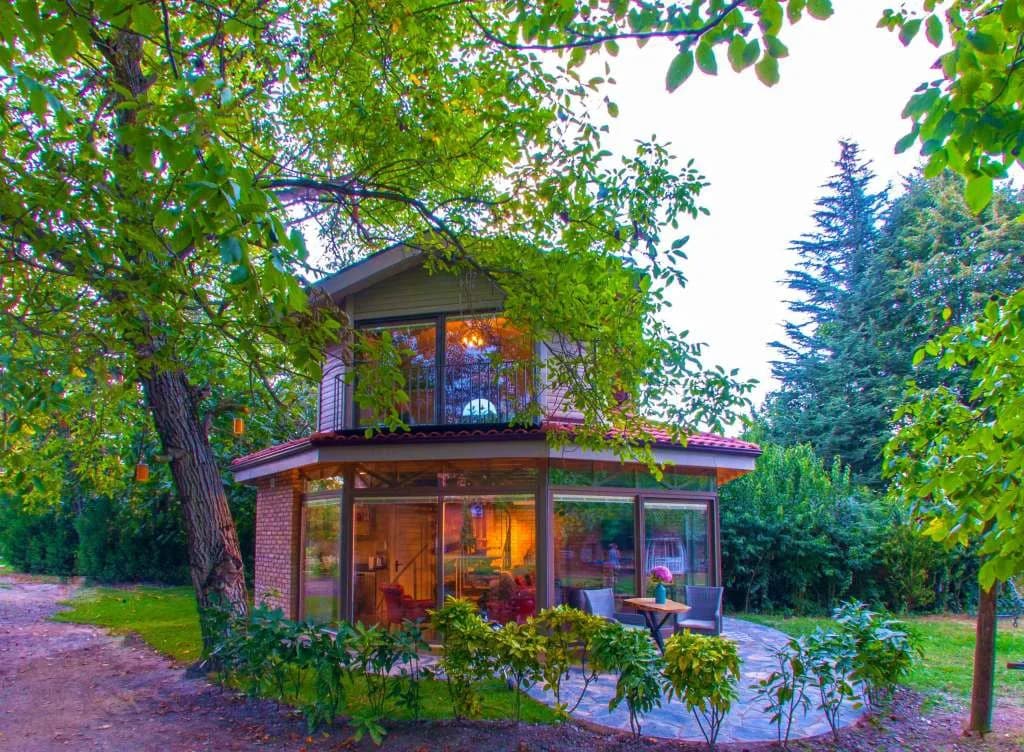 Sapanca'da Romantik Tasarıma Sahip, Geniş Bahçeli, Şömineli, Kiralık Villa görsel 1