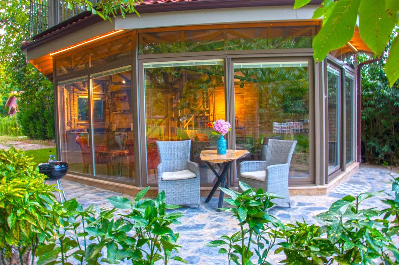 Sapanca'da Romantik Tasarıma Sahip, Geniş Bahçeli, Şömineli, Kiralık Villa görsel 3