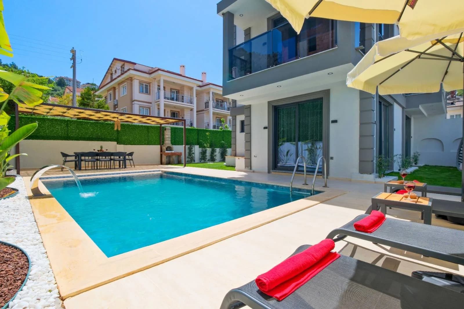 Muğla Fethiye'de Geniş Ailelere Uygun, Isıtmalı Havuzlu, Lüks Villa görsel 2