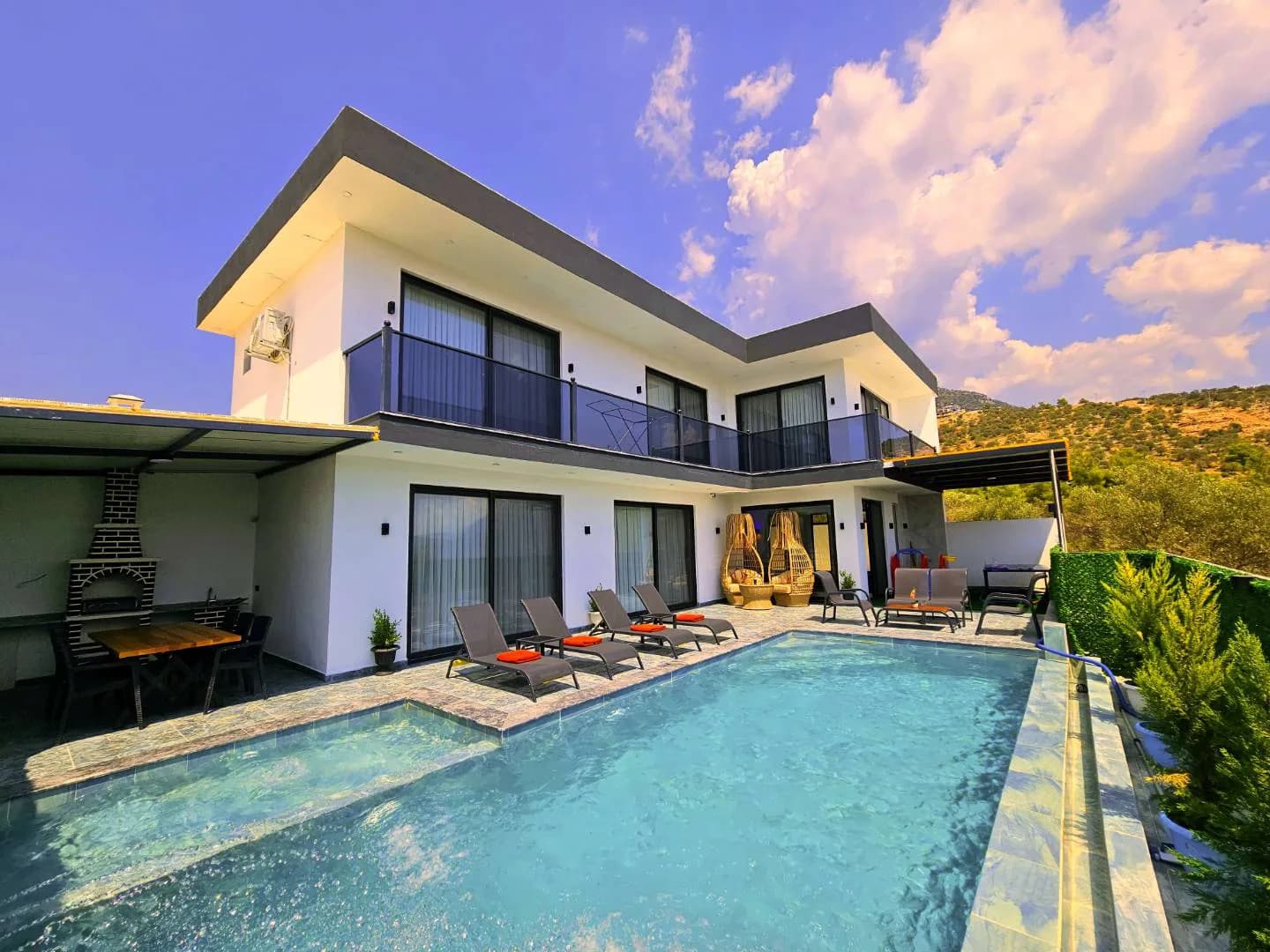 Kaş Çavdır'da Deniz Manzaralı, Açık ve Kapalı Havuzlu, Konforlu Villa görsel 1