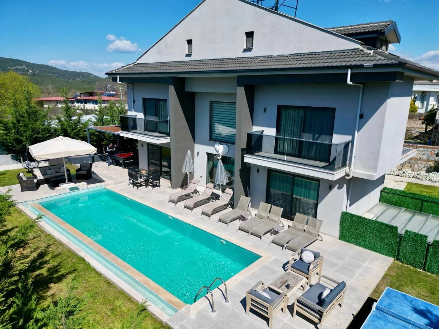 Fethiye Ölüdeniz'de Merkezi Konumda, Özel Havuzlu, Olanaklı Villa görsel 1