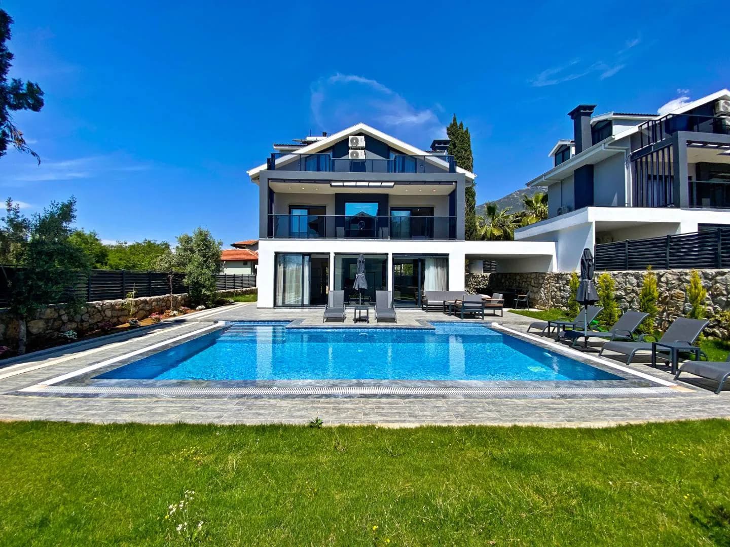 Fethiye Ölüdeniz'de Modern Tasarımlı, Özel Havuzlu, 4+1 Kiralık Villa görsel 1