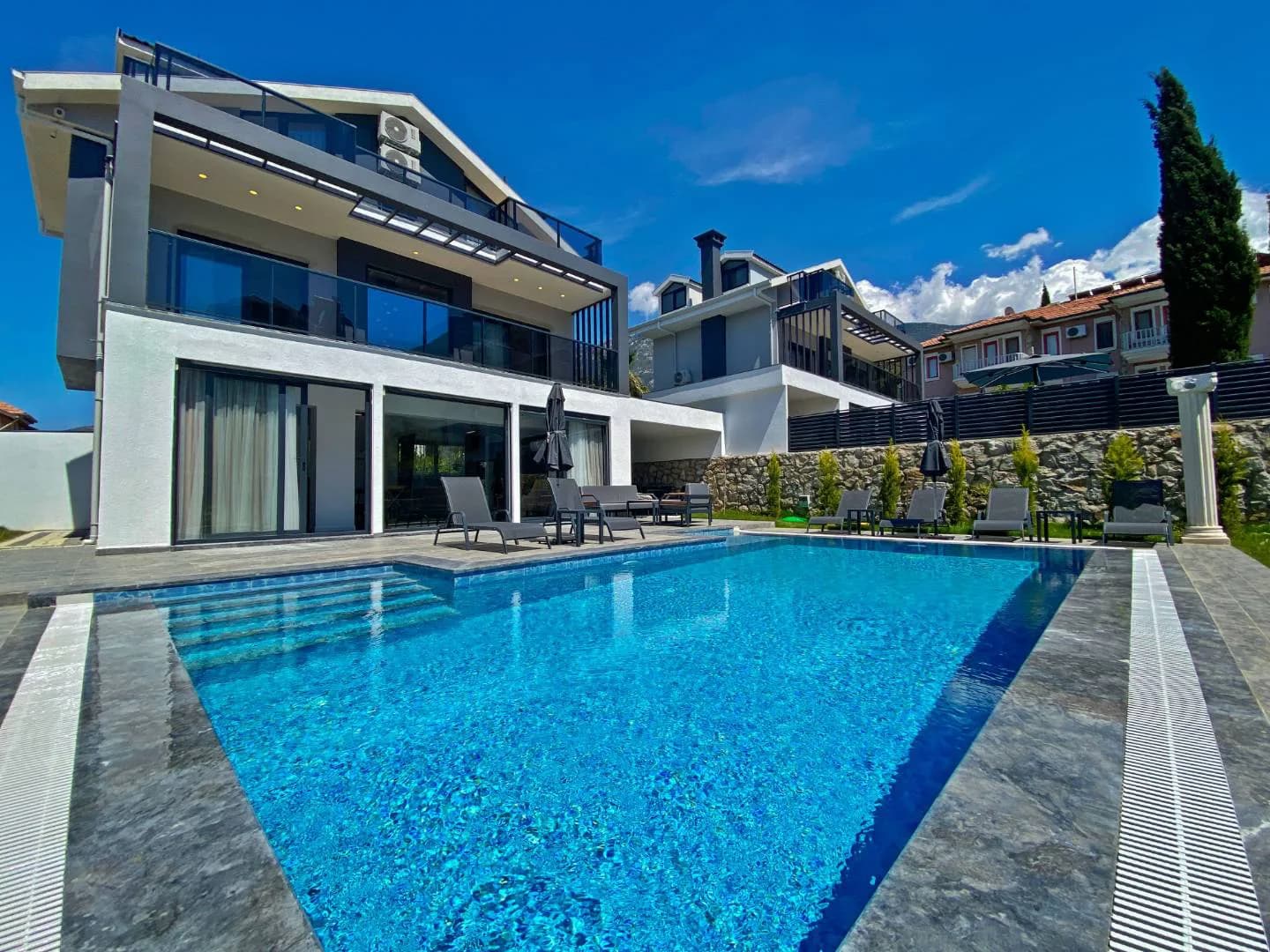 Fethiye Ölüdeniz'de Modern Tasarımlı, Özel Havuzlu, 4+1 Kiralık Villa görsel 3