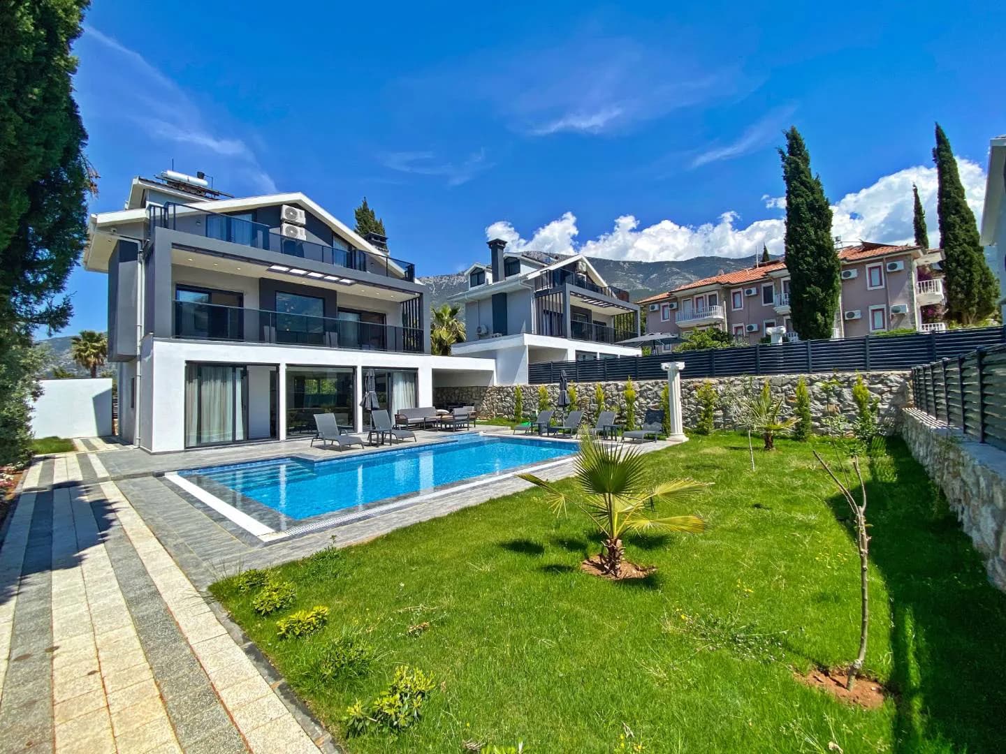 Fethiye Ölüdeniz'de Modern Tasarımlı, Özel Havuzlu, 4+1 Kiralık Villa görsel 2