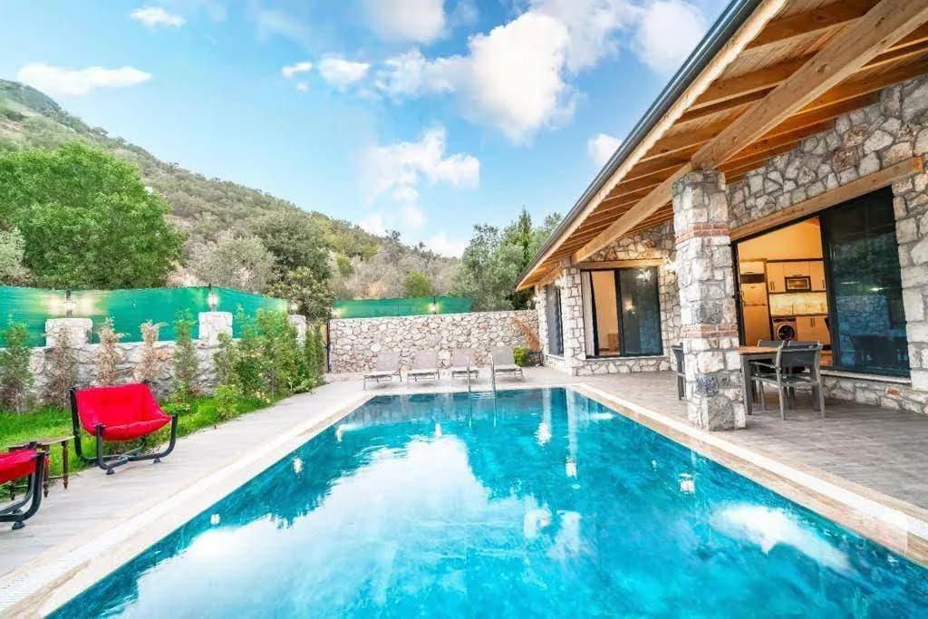 Fethiye Kayaköy'de Taş Mimarili, Özel Havuzlu, Konforlu Villa görsel 1