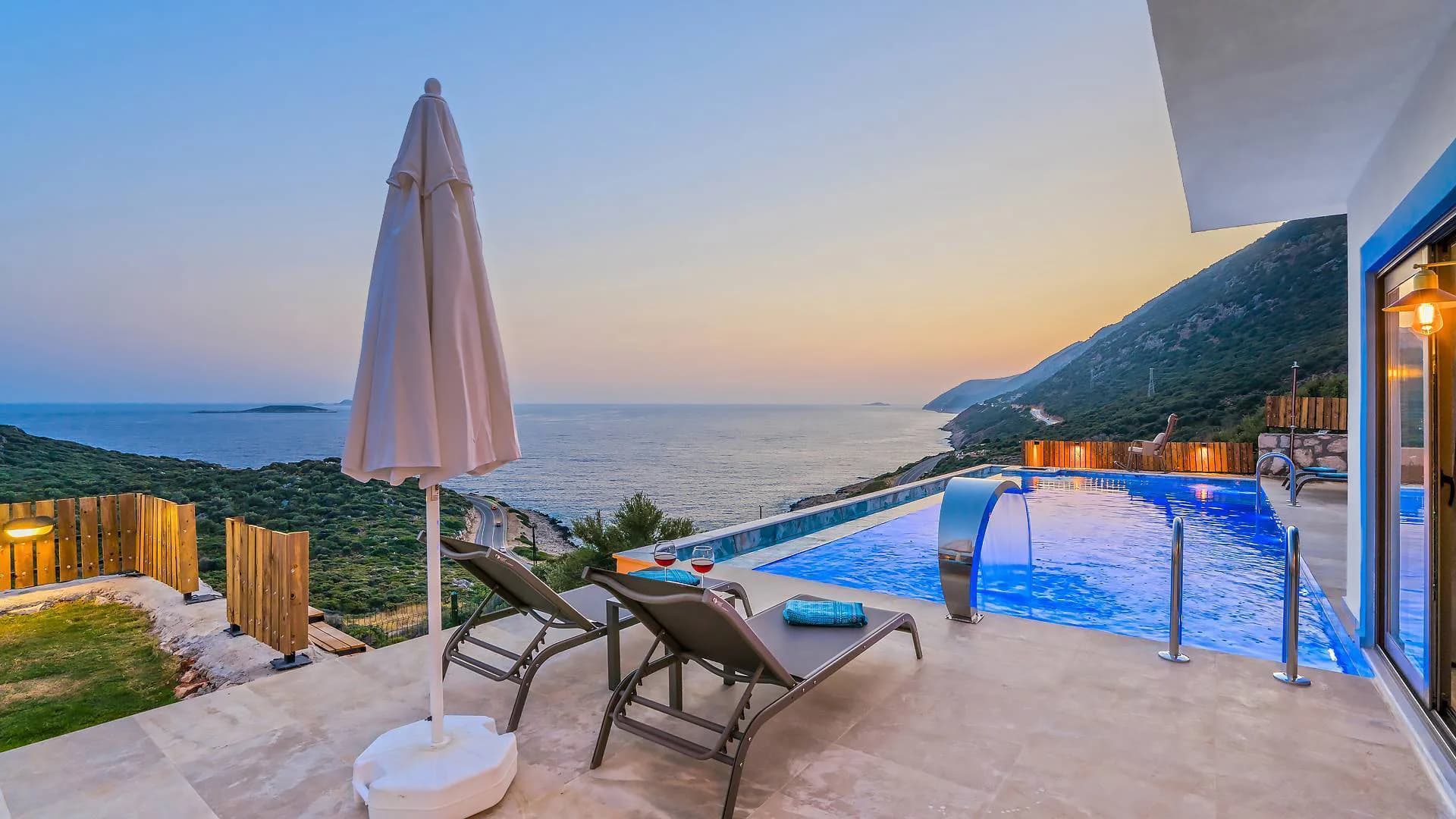 Kaş Gökseki'de Deniz Manzaralı, Özel Havuzlu, Modern Tasarımlı Villa görsel 1