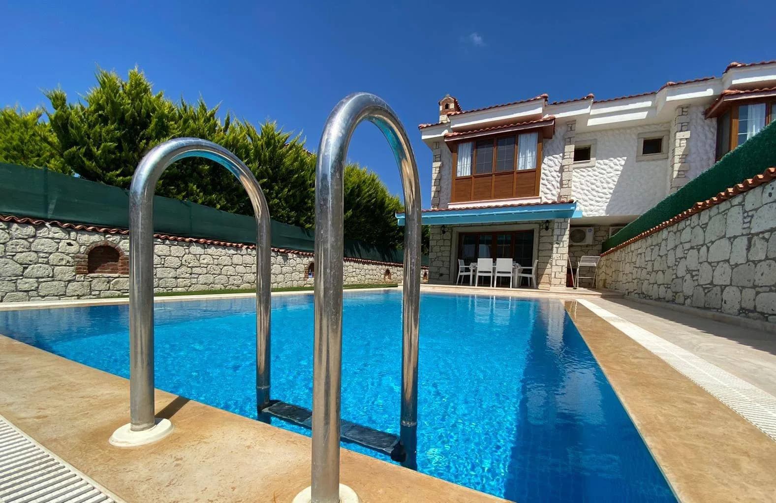 Çeşme Alaçatı'da Geniş Ailelere Uygun, Özel Havuzlu, Konforlu Villa görsel 1