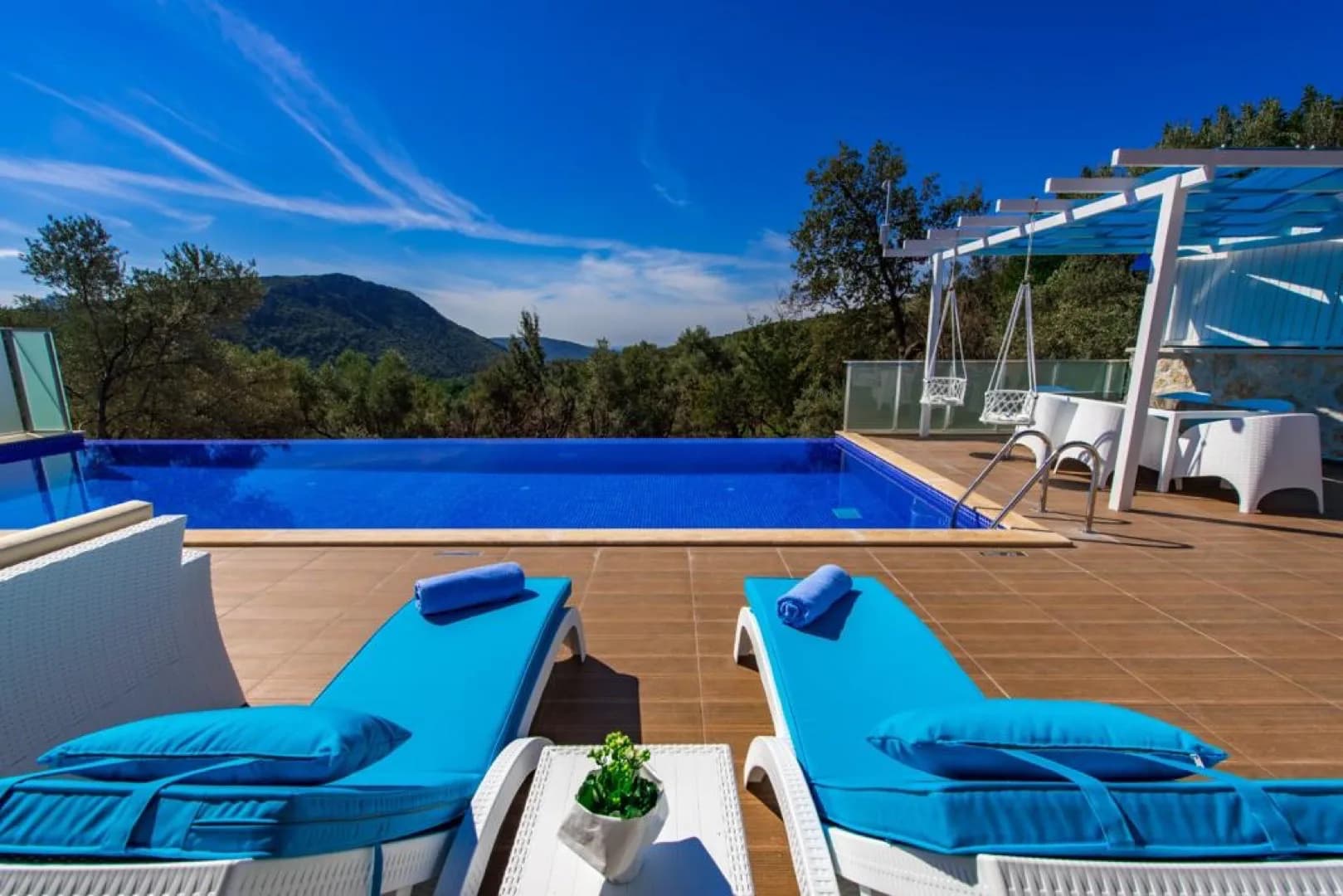 Kaş Üzümlü'de Doğa Manzaralı, Sonsuzluk Havuzlu, Lüks Villa görsel 3
