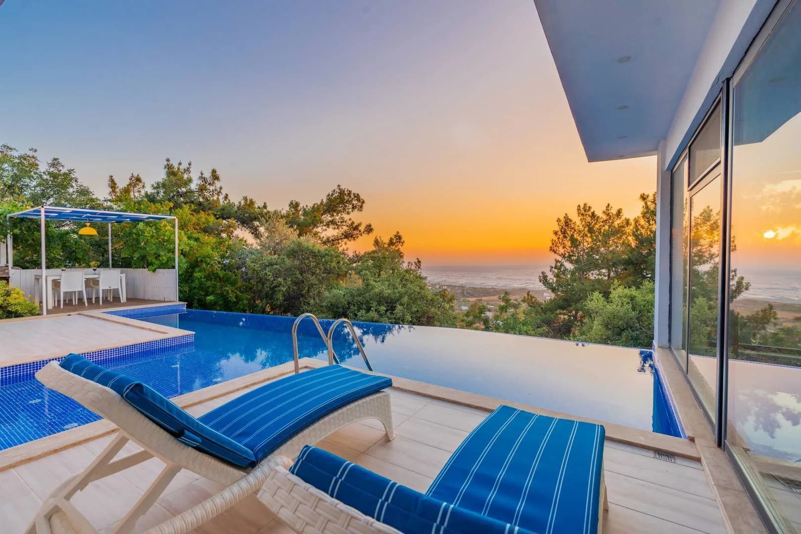 Kaş Üzümlü'de Doğa Manzaralı, Isıtmalı Havuzlu, Jakuzili Villa görsel 3
