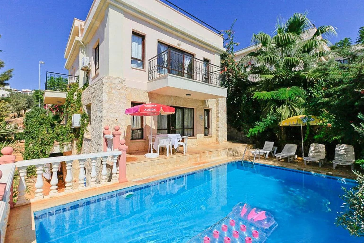 Kalkan Merkez'de Denize Yakın Konumda, Özel Havuzlu, Konforlu Villa görsel 1