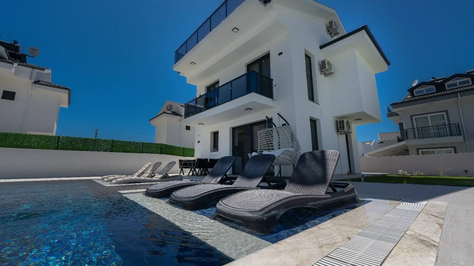 Fethiye Ölüdeniz'de Modern Tasarımlı, Özel Havuzlu, 3+1 Villa görsel 3